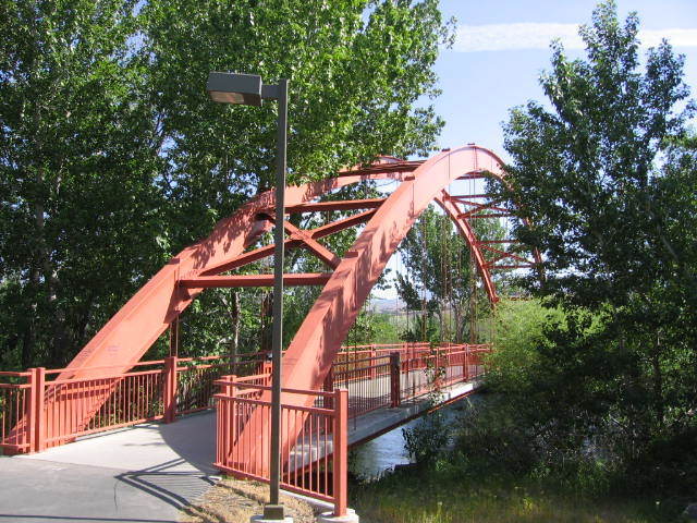 几个机动车——之一free bridges across the Boise River connecting both sides of the Boise Greenbelt. By Kenneth Freeman from Boise, Idaho